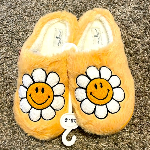 Happy Daisy Slippers NWT - Picture 1 of 5
